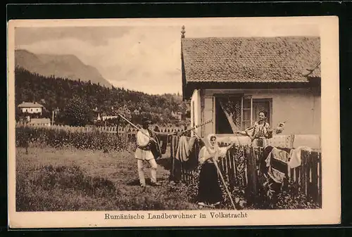 AK Rumänische Landbewohner in Volkstracht vor ihrem Wohnhaus