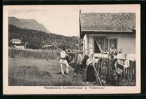 AK Rumänische Landbewohner in Volkstracht mit Sense und Rechen