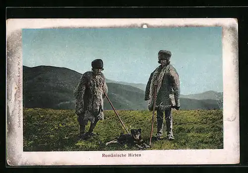 AK Rumänische Hirten mit ihrem Hund auf der Weide