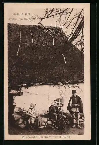 AK Rumänische Bauern vor der Hütte, gesehen in ihren Trachten