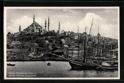 AK Istanbul, Schiffe im Hafen mit Blick zur Moschee Souleymanie