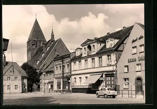 Foto-AK Grimmen /Meckl., Strassenpartie mit Geschäften