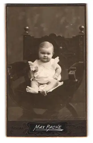 Fotografie Max Pache, Achern, Portrait pausbäckiges Baby auf einem Stuhl