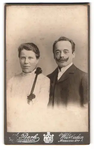 Fotografie A. Bark, Wiesbaden, Museum-Str. 1, Portrait bürgerliches Paar