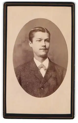 Fotografie Liedloff, Nordhausen, Hagen No. 14, Portrait eleganter junger Herr im Anzug