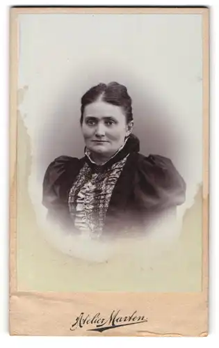 Fotografie August Marten, Bockenem a. H., Portrait betagte Dame in edler Bluse
