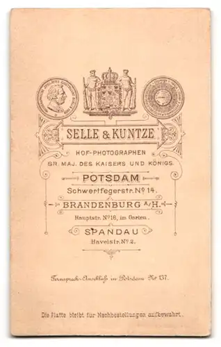 Fotografie Selle & Kuntze, Potsdam, Schwertfegerstr. 14, Portrait hübsche Dame mit Brosche