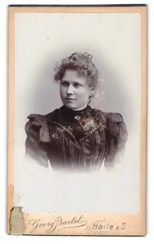 Fotografie Georg Bartel, Halle a. S., Leipziger Str. 64, Portrait junge Dame in edler Bluse