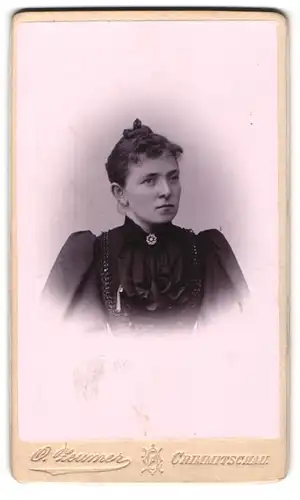 Fotografie O. Zeumer, Crimmitschau, Jacobsgasse 14, Portrait junge Dame mit Brosche
