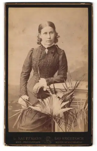 Fotografie L. Kauffmann, Bad Kreuznach, hinter dem Kurhaus, Portrait hübsche junge Frau im edlen Kleid