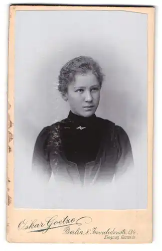 Fotografie Oskar Goetze, Berlin, Invalidenstr. 134, Portrait hübsche junge Dame mit Brosche