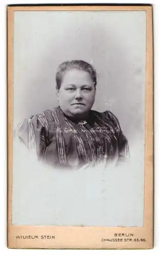 Fotografie Wilhelm Stein, Berlin, Chausseestr. 65 /66, Portrait füllige ältere Dame in edler Bluse