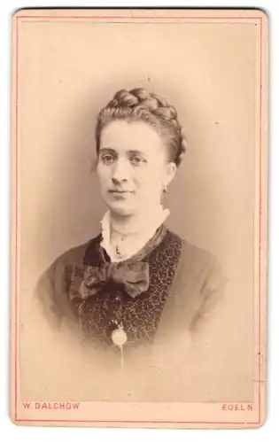 Fotografie W. Dalchow, Egeln, Portrait junge Frau mit Flechtfrisur