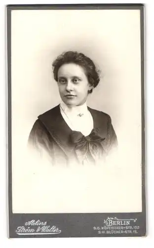 Fotografie Ström & Walter, Berlin, Köpenicker-Str. 102, Portrait hübsche junge Dame mit Kragenschleife