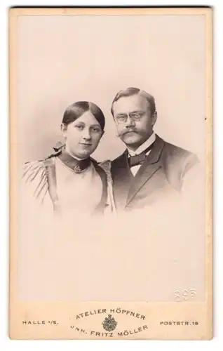 Fotografie Atelier Höpfner, Halle a. S., Poststr. 19, Portrait junges Paar, Herr mit Brille
