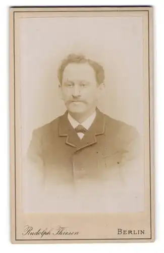 Fotografie Rudolph Thiesen, Berlin, Rosenthalerstr. 45, Portrait bürgerlicher Herr im Anzug
