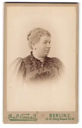 Fotografie Rud. Conrad, Berlin, König-Strasse 34-36, Portrait betagte Dame in edler Bluse