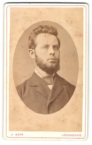 Fotografie J. Kern, Lüdenscheid, Portrait eleganter Herr mit Vollbart