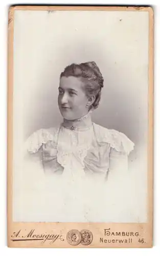 Fotografie A. Mocsigay, Hamburg, Neuerwall 46, Portrait hübsche junge Frau in Rüschenbluse