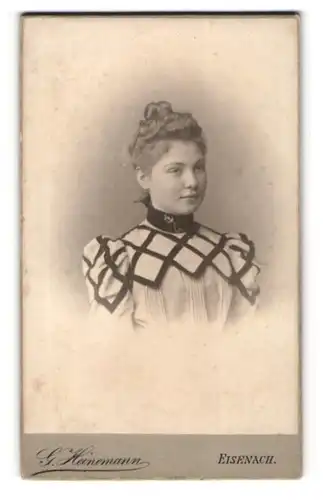 Fotografie G. Heinemann, Eisenach, Portrait hübsche junge Dame in modischer Bluse