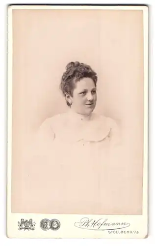 Fotografie Ph. Hofmann, Stollberg i. S., am Bahnhof, Portrait junge Dame mit lockigen Haaren