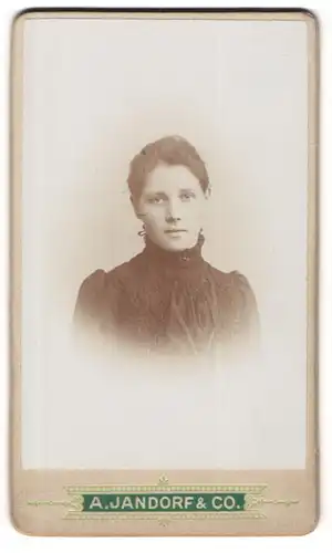 Fotografie A. Jandorf & Co., Berlin, S. W. Belle-Alliance-Str. 1&2, Portrait hübsche junge Dame in edler Bluse
