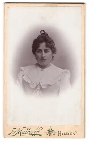 Fotografie Fr. Mülhoff, Hilden, Portrait hübsche Dame mit Locken