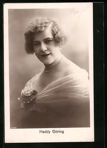 AK Schauspielerin Heddy Göring mit Halskette und Blume am Seidentuch