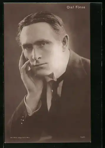 AK Schauspieler Olaf Fönss nachdenklich im Jackett