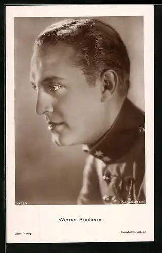 AK Schauspieler Werner Fuetterer in Filmuniform seitlich portraitiert