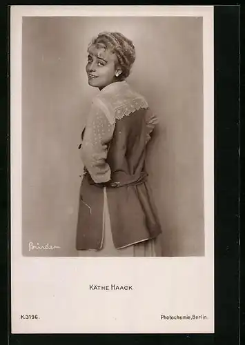 AK Schauspielerin Käthe Haack mit blondem Haar in bestickter Tunika
