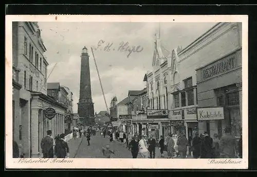 AK Borkum, Strandstrasse mit Blick auf Leuchtturm