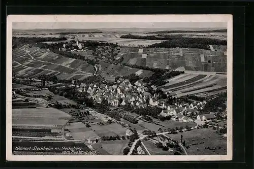 AK Stockheim, Teilansicht mit Stocksberg, Fliegeraufnahme