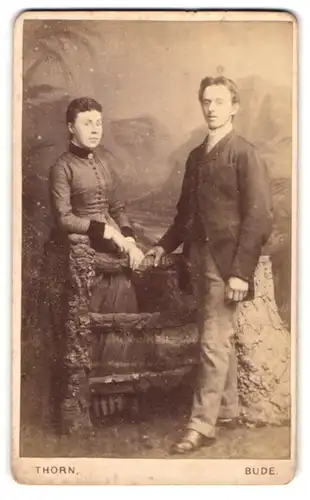 Fotografie S. Thorn, Bude, Paar an einem Geländer stehend