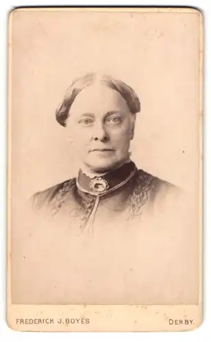 Fotografie Frederick J. Boyes, Derby, 22. Osmaston Road, ältere Dame mit Brosche und Kette