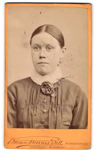 Fotografie Brown Darnes Bell, London, 220 & 222 Regent Street, Frau mit strengem Mittelscheitel