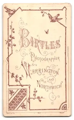 Fotografie Birtles, Warrington, Frau mit Brosche am hochgeschlossenem Kragen
