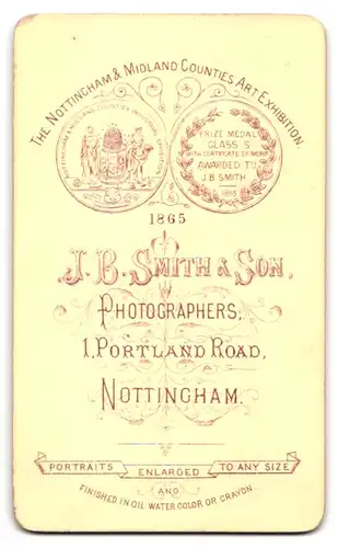 Fotografie J. B. Smith & Son, Nottingham, 1. Portland Road, Junge Frau an einer hohen Lehne