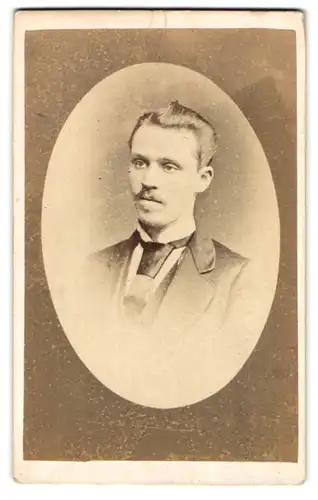 Fotografie J. Mills, Walsall, Bath Street, Junger Mann mit Krawatte