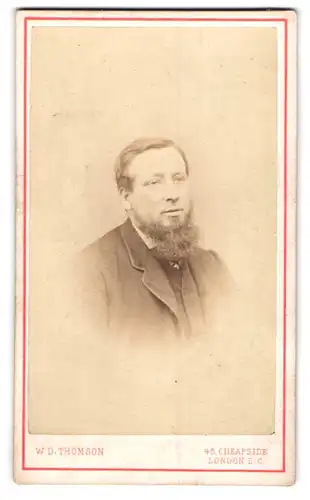 Fotografie W. D. Thomson, London E. C., 45. Cheapside, Herr in dunkler Jacke mit vollem Kinnbart