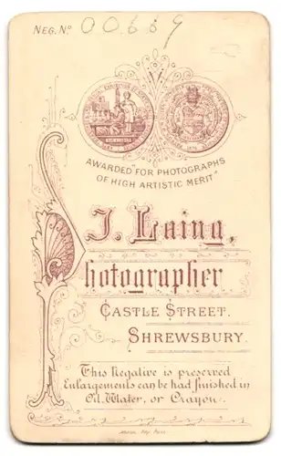 Fotografie J. Laing, Shrewsbury, Castle Street, Knabe im Anzug an einen Tisch lehnend