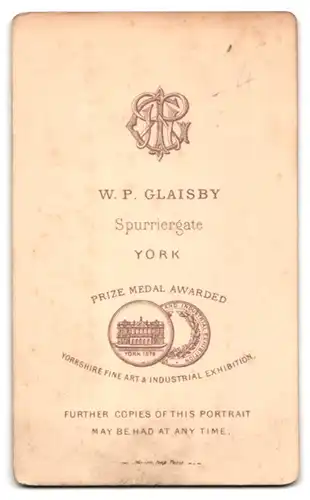 Fotografie W. P. Glaisby, York, Spurriergate, Dame mit Häubchen und Rüschen am Kleid