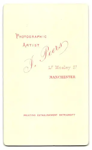 Fotografie J. Peers, Manchester, L. Moaley St., bürgerliche Dame mit Spitzenkragen und Uhrenkette