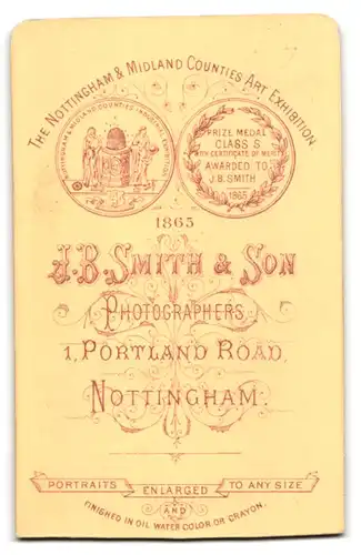 Fotografie J. B. Smith & Son, Nottingham, 1. Portland Road, hübsche junge Dame mit Buch in der Hand