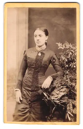 Fotografie J. B. Smith & Son, Nottingham, 1. Portland Road, junge Frau mit Medaillon