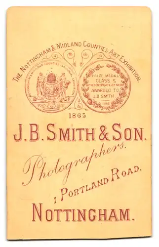 Fotografie J. B. Smith & Son, Nottingham, 1. Portland Road, junge Frau mit Medaillon