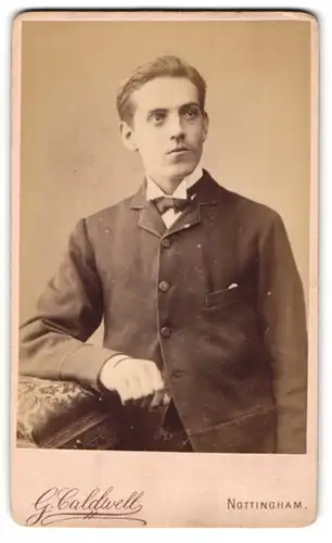 Fotografie G. Caldwell, Nottingham, 95. Carrington Street, Junger Mann mit Querbinder