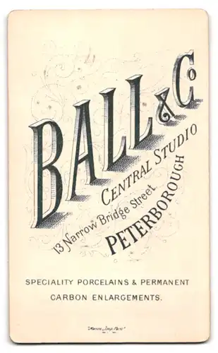 Fotografie Ball & Co, Peterborough, 13 Narrow Bridge Street, Knabe mit verschränkten Armen