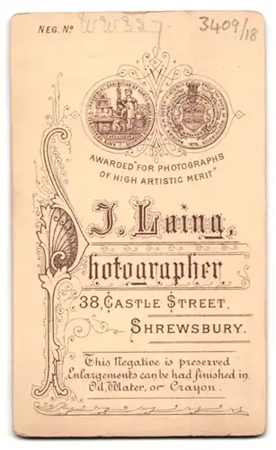 Fotografie J. Laing, Shrewsbury, 38 Castle Street, Dame im Kleid mit Spitzenkragen