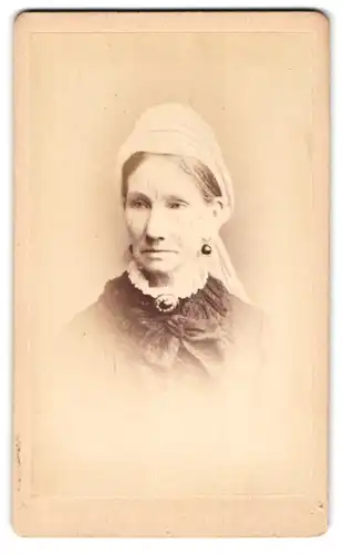Fotografie F. Treble, Norwich, Victoria Hall, ältere Dame mit grossen Ohrringen und Kopfputz